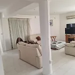 Sea Breeze 4 Bedroom Villa Lárnaca