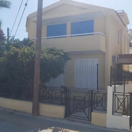 Sea Breeze 4 Bedroom Villa,shared Swimming Pool Villa Larnaka