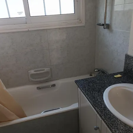 Villa Sea Breeze 4 Bedroom Villa,shared Swimming Pool Larnaka