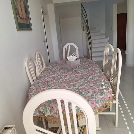 Sea Breeze 4 Bedroom Villa,shared Swimming Pool וילה לרנקה