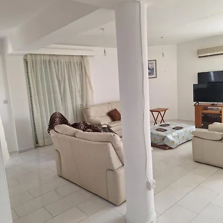 Sea Breeze 4 Bedroom Villa,shared Swimming Pool וילה לרנקה