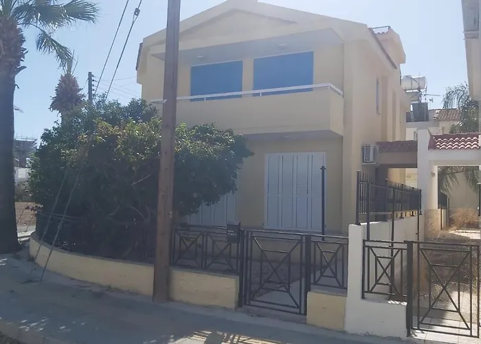 Sea Breeze 4 Bedroom Villa Larnaca