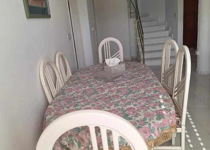 Sea Breeze 4 Bedroom Villa Larnaca