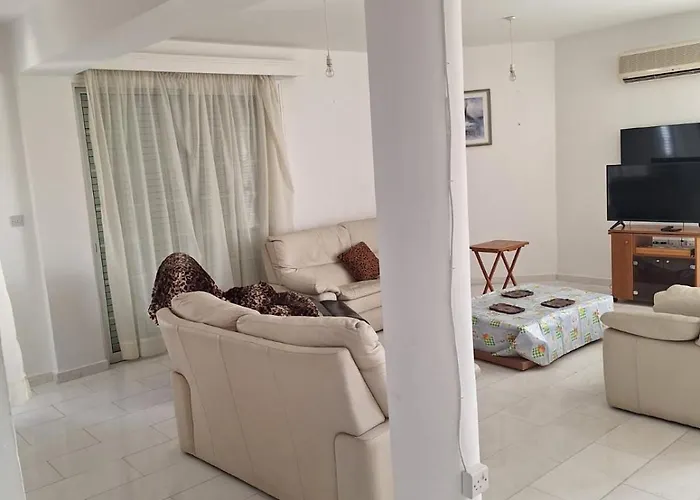 Sea Breeze 4 Bedroom Villa Larnaca